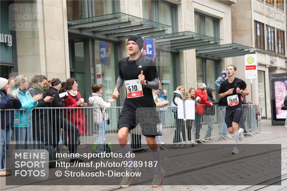 05.10.2025 - 20. swb-Marathon Bremen Strokosch-Dieckow http://msf.ph/oto/9289187 05.10.2025 12:29:27 Ziel 410, 1509, 410, 1509 meine-sportfotos.de
