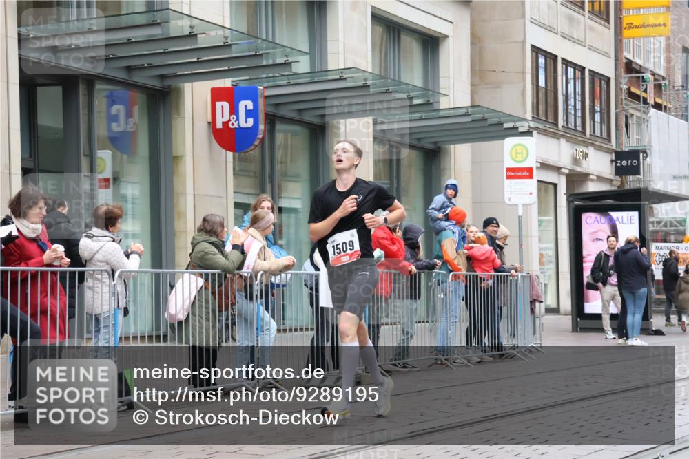 05.10.2025 - 20. swb-Marathon Bremen Strokosch-Dieckow http://msf.ph/oto/9289195 05.10.2025 12:29:27 Ziel 410, 1509, 410, 1509 meine-sportfotos.de
