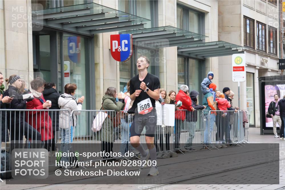 05.10.2025 - 20. swb-Marathon Bremen Strokosch-Dieckow http://msf.ph/oto/9289209 05.10.2025 12:29:28 Ziel 410, 604, 1509, 410, 604, 1509 meine-sportfotos.de