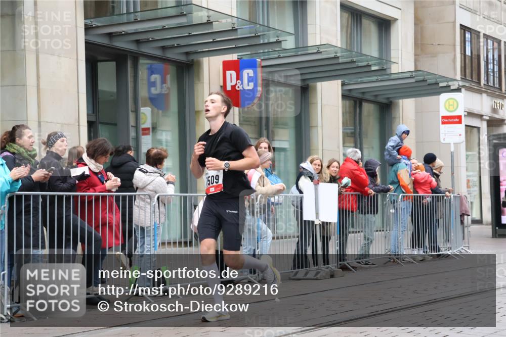 05.10.2025 - 20. swb-Marathon Bremen Strokosch-Dieckow http://msf.ph/oto/9289216 05.10.2025 12:29:28 Ziel 410, 604, 1509, 410, 604, 1509 meine-sportfotos.de