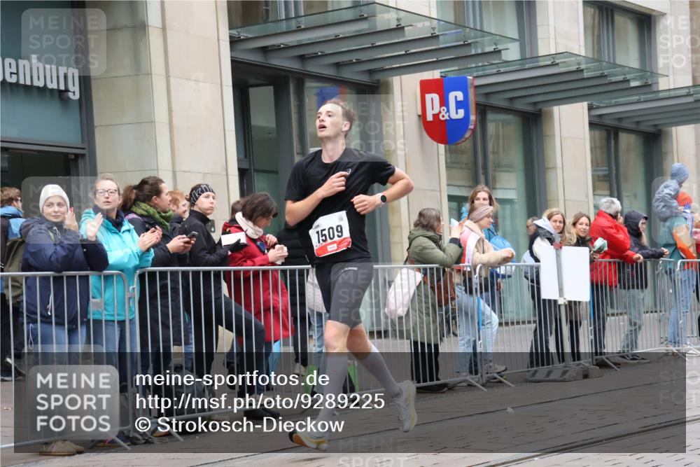 05.10.2025 - 20. swb-Marathon Bremen Strokosch-Dieckow http://msf.ph/oto/9289225 05.10.2025 12:29:28 Ziel 410, 604, 1509, 410, 604, 1509 meine-sportfotos.de