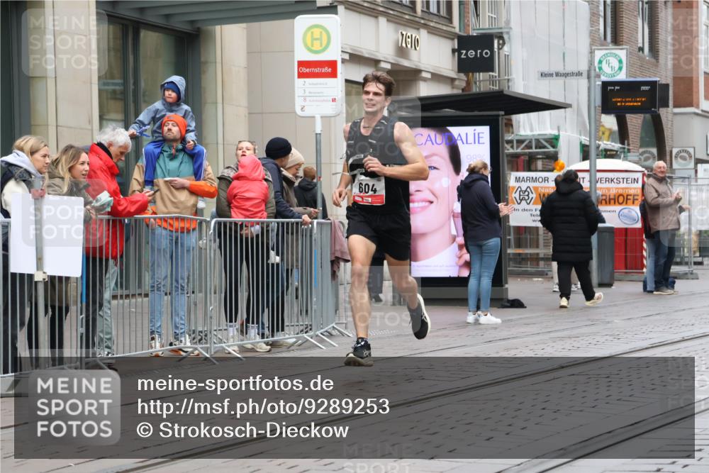 05.10.2025 - 20. swb-Marathon Bremen Strokosch-Dieckow http://msf.ph/oto/9289253 05.10.2025 12:29:48 Ziel 304, 604, 304, 604 meine-sportfotos.de
