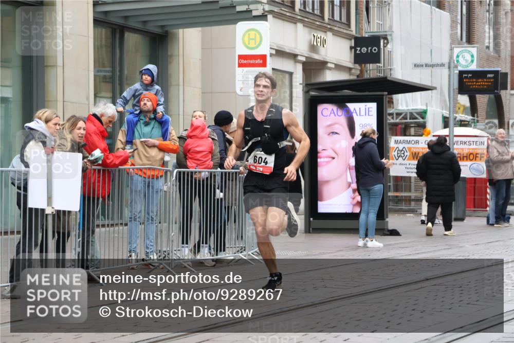 05.10.2025 - 20. swb-Marathon Bremen Strokosch-Dieckow http://msf.ph/oto/9289267 05.10.2025 12:29:48 Ziel 304, 604, 304, 604 meine-sportfotos.de