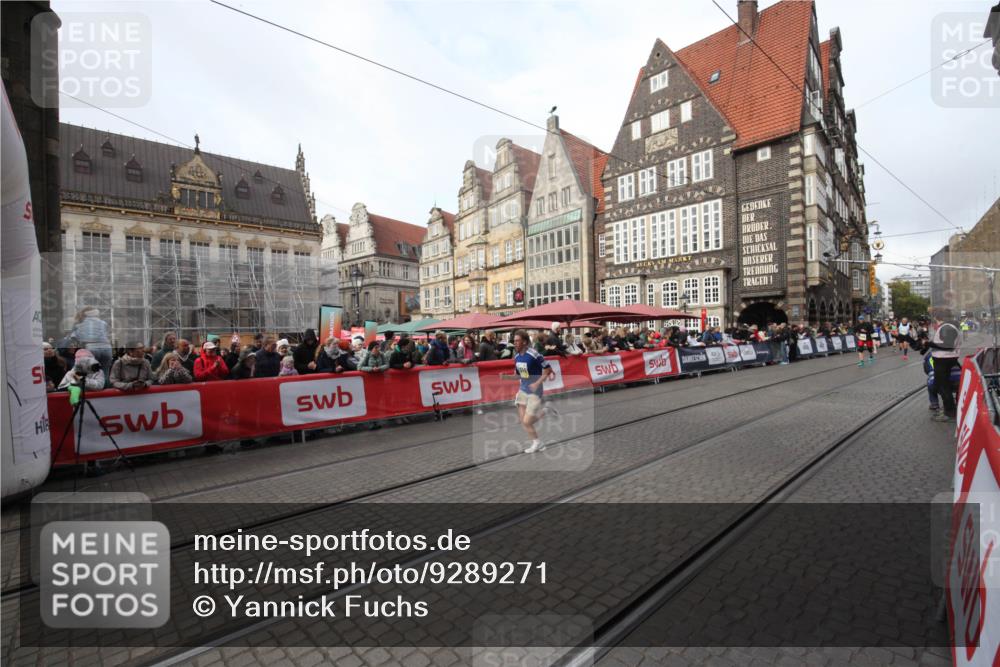 05.10.2025 - 20. swb-Marathon Bremen Yannick Fuchs http://msf.ph/oto/9289271 05.10.2025 10:43:05 Ziel 9302, 9558, 10045 meine-sportfotos.de
