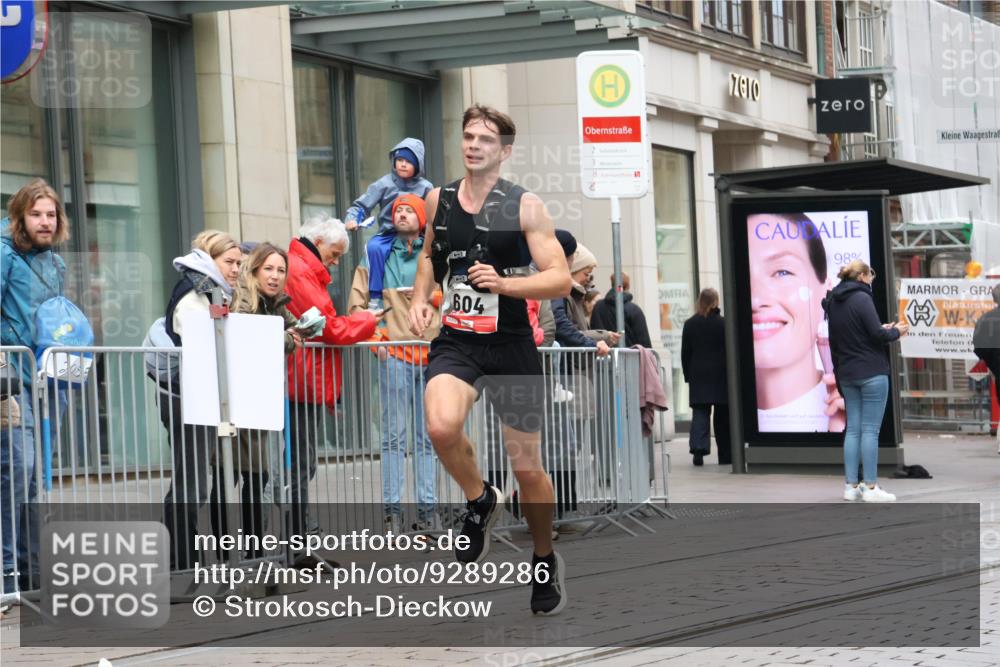 05.10.2025 - 20. swb-Marathon Bremen Strokosch-Dieckow http://msf.ph/oto/9289286 05.10.2025 12:29:48 Ziel 304, 604, 304, 604 meine-sportfotos.de