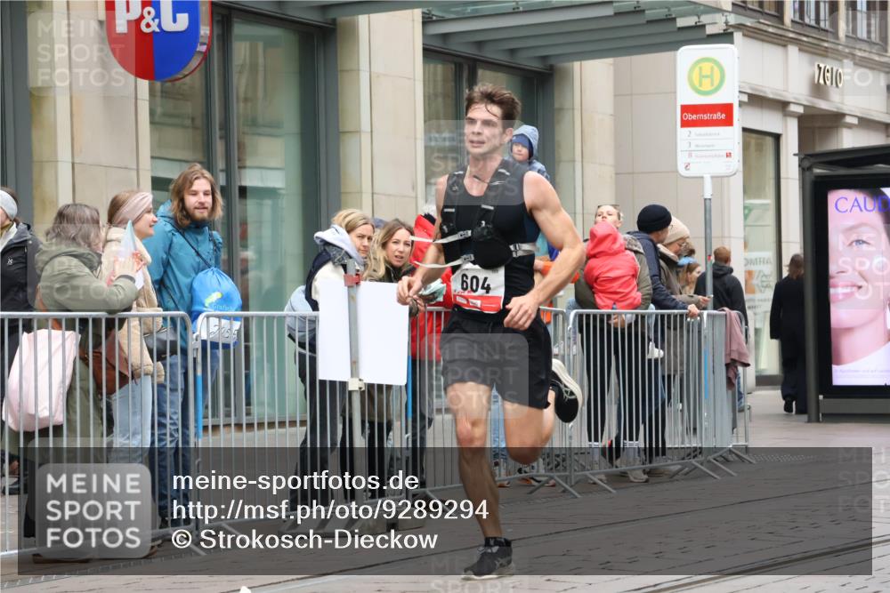 05.10.2025 - 20. swb-Marathon Bremen Strokosch-Dieckow http://msf.ph/oto/9289294 05.10.2025 12:29:49 Ziel 304, 604, 304, 604 meine-sportfotos.de