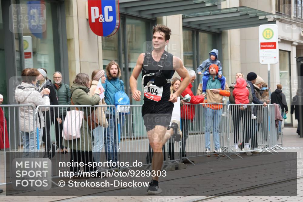 05.10.2025 - 20. swb-Marathon Bremen Strokosch-Dieckow http://msf.ph/oto/9289303 05.10.2025 12:29:49 Ziel 304, 604, 304, 604 meine-sportfotos.de