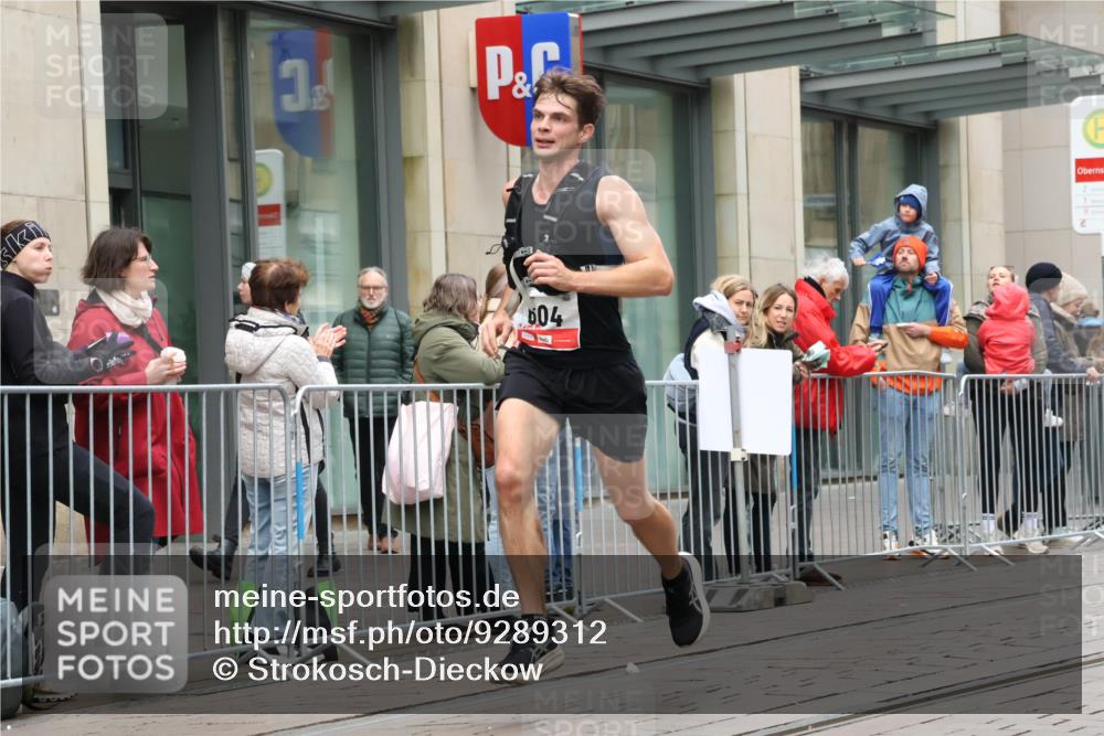 05.10.2025 - 20. swb-Marathon Bremen Strokosch-Dieckow http://msf.ph/oto/9289312 05.10.2025 12:29:49 Ziel 304, 604, 304, 604 meine-sportfotos.de