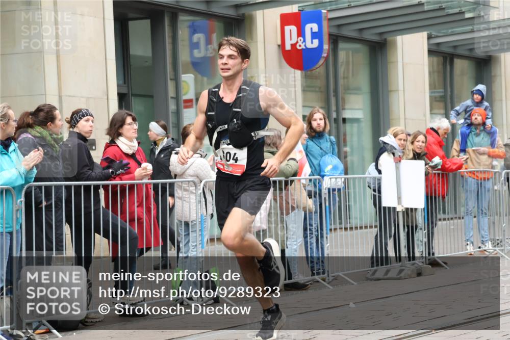 05.10.2025 - 20. swb-Marathon Bremen Strokosch-Dieckow http://msf.ph/oto/9289323 05.10.2025 12:29:50 Ziel 304, 604, 304, 604 meine-sportfotos.de