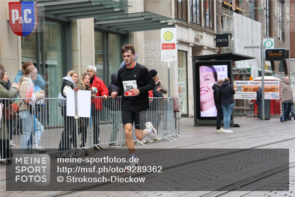 05.10.2025 - 20. swb-Marathon Bremen Strokosch-Dieckow http://msf.ph/oto/9289362 05.10.2025 12:30:06 Ziel 304, 304 meine-sportfotos.de