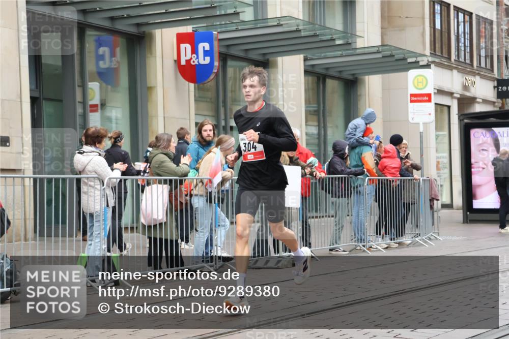 05.10.2025 - 20. swb-Marathon Bremen Strokosch-Dieckow http://msf.ph/oto/9289380 05.10.2025 12:30:07 Ziel 304, 304 meine-sportfotos.de