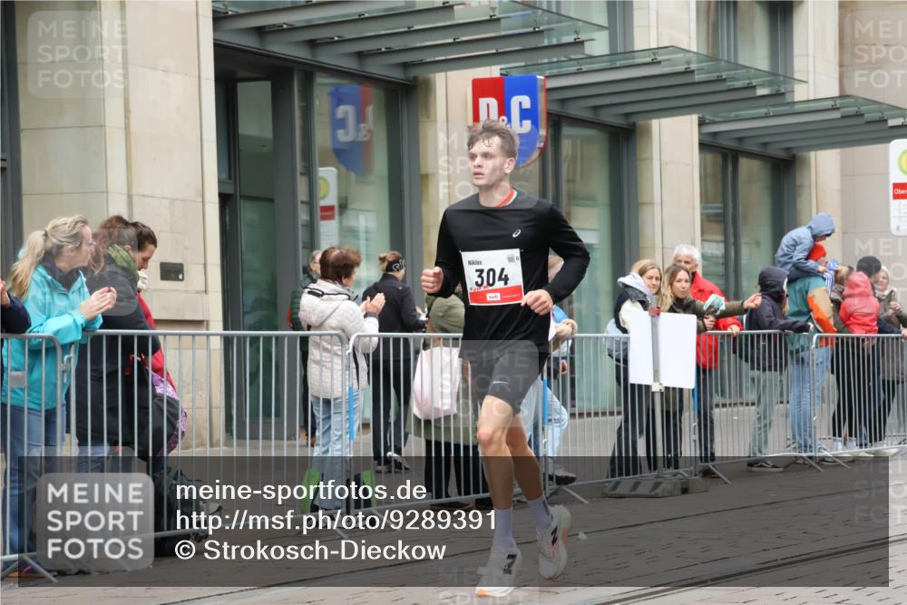 05.10.2025 - 20. swb-Marathon Bremen Strokosch-Dieckow http://msf.ph/oto/9289391 05.10.2025 12:30:07 Ziel 304, 304 meine-sportfotos.de