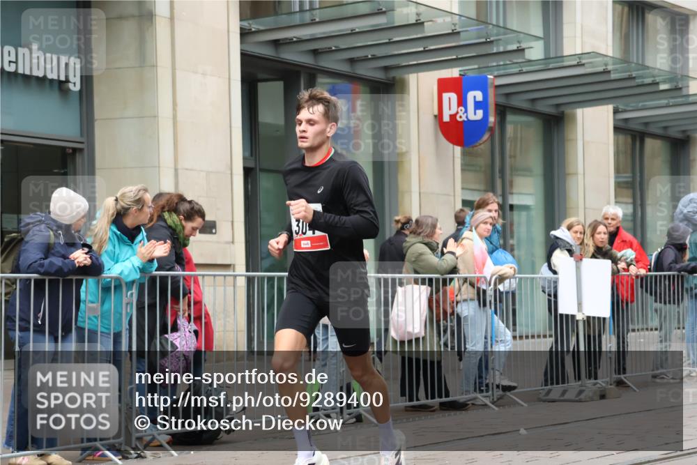 05.10.2025 - 20. swb-Marathon Bremen Strokosch-Dieckow http://msf.ph/oto/9289400 05.10.2025 12:30:07 Ziel 304, 304 meine-sportfotos.de