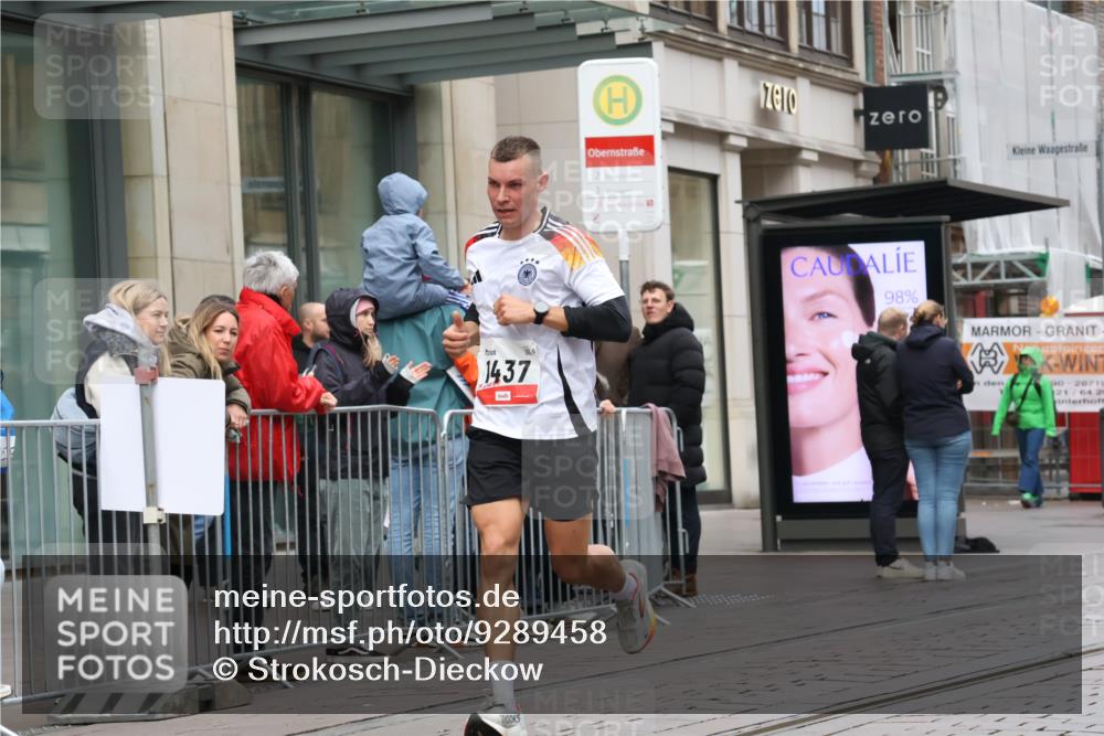 05.10.2025 - 20. swb-Marathon Bremen Strokosch-Dieckow http://msf.ph/oto/9289458 05.10.2025 12:30:34 Ziel 1437, 1437 meine-sportfotos.de