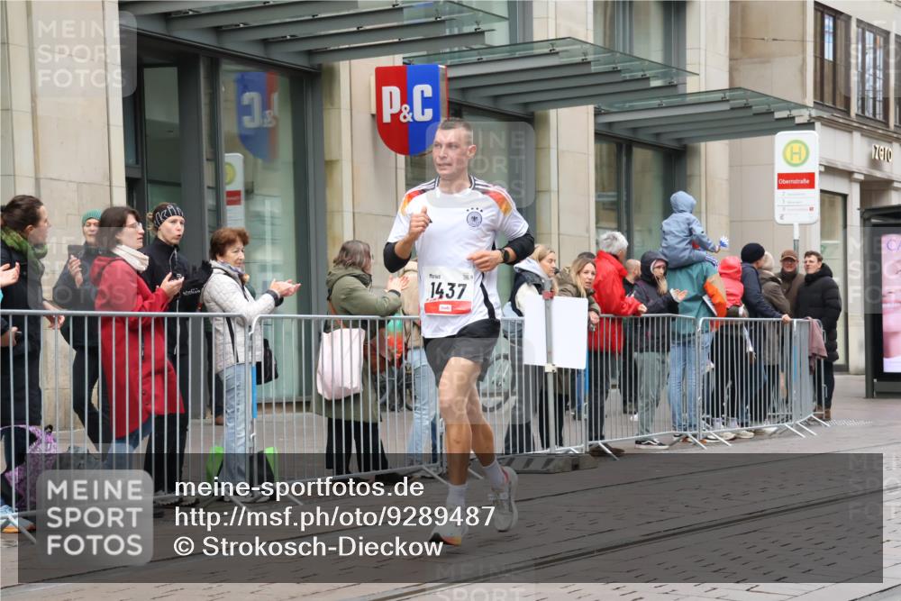 05.10.2025 - 20. swb-Marathon Bremen Strokosch-Dieckow http://msf.ph/oto/9289487 05.10.2025 12:30:35 Ziel 1437, 1437 meine-sportfotos.de