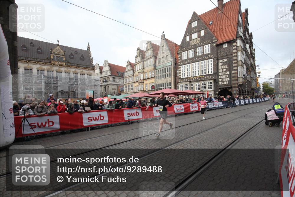 05.10.2025 - 20. swb-Marathon Bremen Yannick Fuchs http://msf.ph/oto/9289488 05.10.2025 10:44:31 Ziel 9361, 10505 meine-sportfotos.de