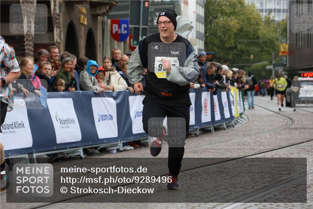 05.10.2025 - 20. swb-Marathon Bremen Strokosch-Dieckow http://msf.ph/oto/9289496 05.10.2025 11:22:29 Ziel 9513, 10035 meine-sportfotos.de