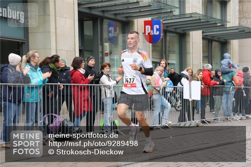 05.10.2025 - 20. swb-Marathon Bremen Strokosch-Dieckow http://msf.ph/oto/9289498 05.10.2025 12:30:35 Ziel 1437, 1437 meine-sportfotos.de