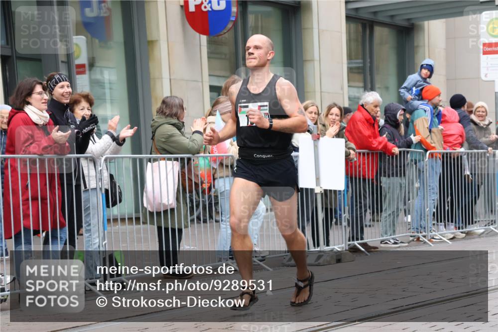 05.10.2025 - 20. swb-Marathon Bremen Strokosch-Dieckow http://msf.ph/oto/9289531 05.10.2025 12:31:01 Ziel 157, 157 meine-sportfotos.de