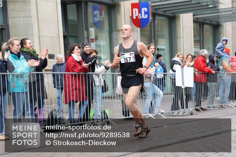 05.10.2025 - 20. swb-Marathon Bremen Strokosch-Dieckow http://msf.ph/oto/9289538 05.10.2025 12:31:01 Ziel 157, 157 meine-sportfotos.de