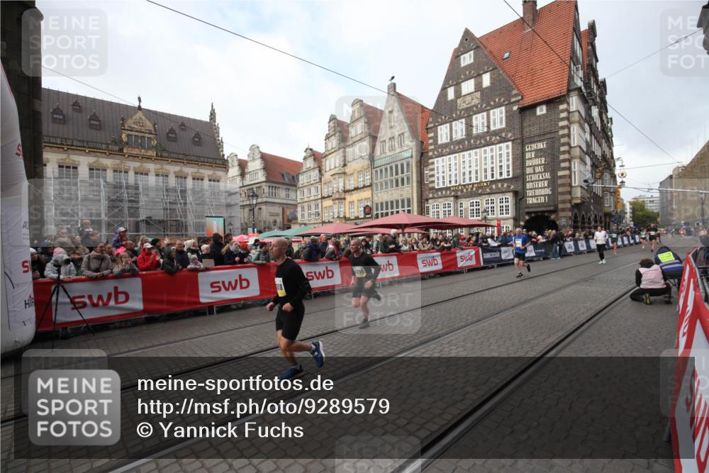 05.10.2025 - 20. swb-Marathon Bremen Yannick Fuchs http://msf.ph/oto/9289579 05.10.2025 10:45:22 Ziel 9290, 9963, 10634, 10898 meine-sportfotos.de
