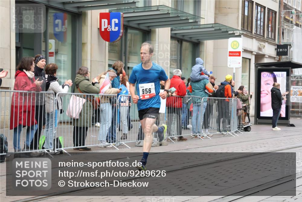 05.10.2025 - 20. swb-Marathon Bremen Strokosch-Dieckow http://msf.ph/oto/9289626 05.10.2025 12:31:27 Ziel 956, 1771, 956, 1771 meine-sportfotos.de