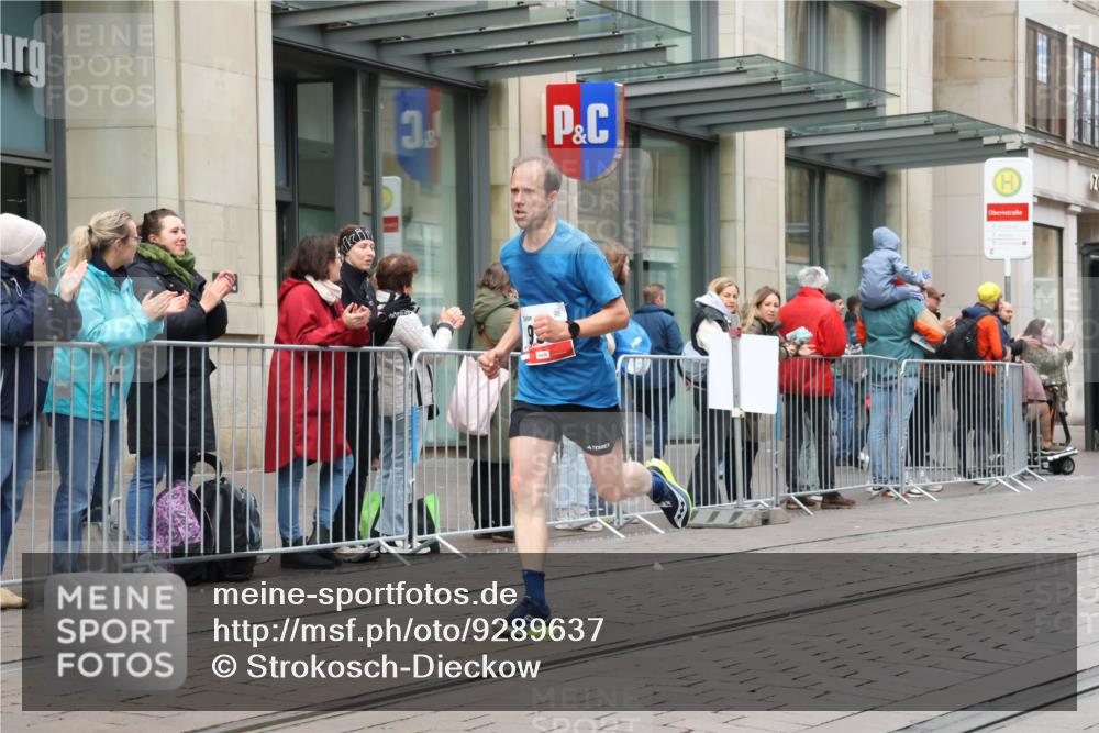 05.10.2025 - 20. swb-Marathon Bremen Strokosch-Dieckow http://msf.ph/oto/9289637 05.10.2025 12:31:28 Ziel 956, 1771, 956, 1771 meine-sportfotos.de