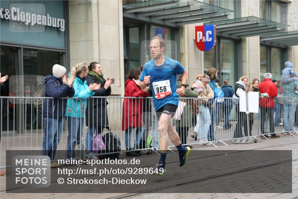 05.10.2025 - 20. swb-Marathon Bremen Strokosch-Dieckow http://msf.ph/oto/9289649 05.10.2025 12:31:28 Ziel 956, 1771, 956, 1771 meine-sportfotos.de