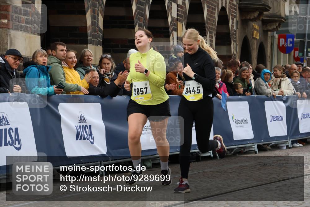 05.10.2025 - 20. swb-Marathon Bremen Strokosch-Dieckow http://msf.ph/oto/9289699 05.10.2025 11:22:43 Ziel 9445, 9857 meine-sportfotos.de
