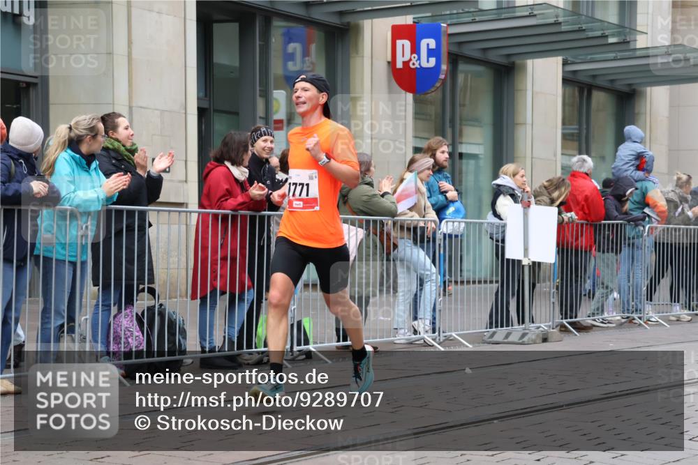 05.10.2025 - 20. swb-Marathon Bremen Strokosch-Dieckow http://msf.ph/oto/9289707 05.10.2025 12:31:32 Ziel 956, 1771, 956, 1771 meine-sportfotos.de