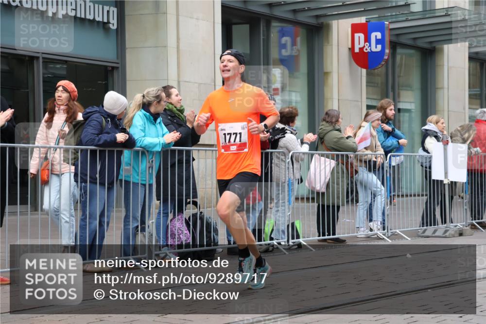 05.10.2025 - 20. swb-Marathon Bremen Strokosch-Dieckow http://msf.ph/oto/9289717 05.10.2025 12:31:33 Ziel 956, 1771, 956, 1771 meine-sportfotos.de