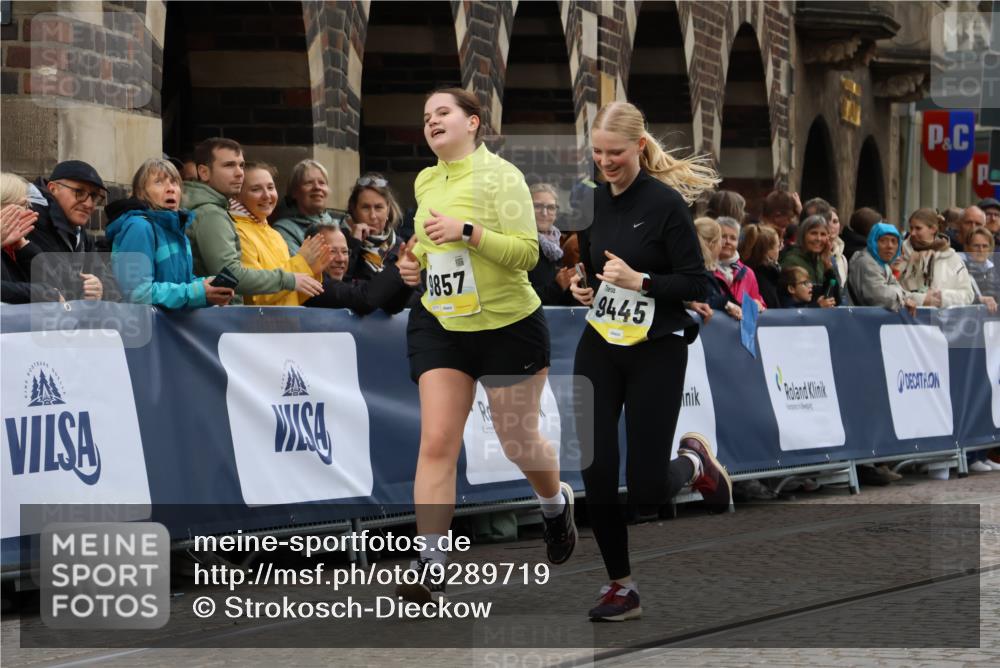 05.10.2025 - 20. swb-Marathon Bremen Strokosch-Dieckow http://msf.ph/oto/9289719 05.10.2025 11:22:43 Ziel 9445, 9857 meine-sportfotos.de