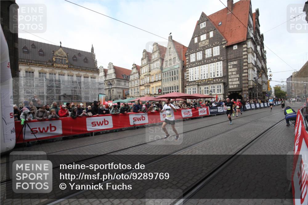 05.10.2025 - 20. swb-Marathon Bremen Yannick Fuchs http://msf.ph/oto/9289769 05.10.2025 10:46:42 Ziel 9366, 9961, 10268, 11268 meine-sportfotos.de
