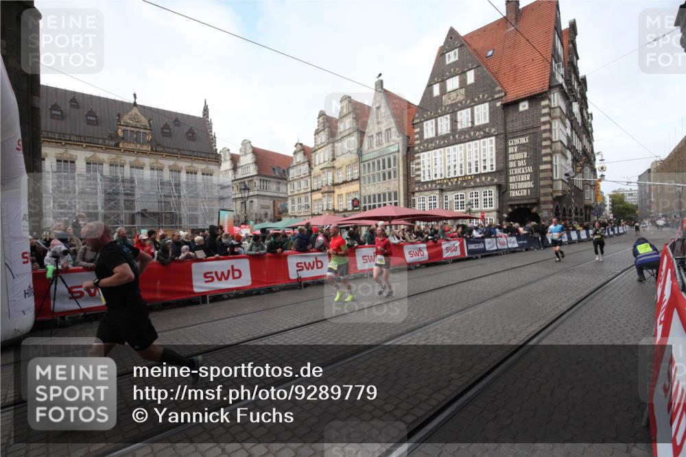 05.10.2025 - 20. swb-Marathon Bremen Yannick Fuchs http://msf.ph/oto/9289779 05.10.2025 10:46:45 Ziel 9366, 9961, 10411, 11268, 11327 meine-sportfotos.de
