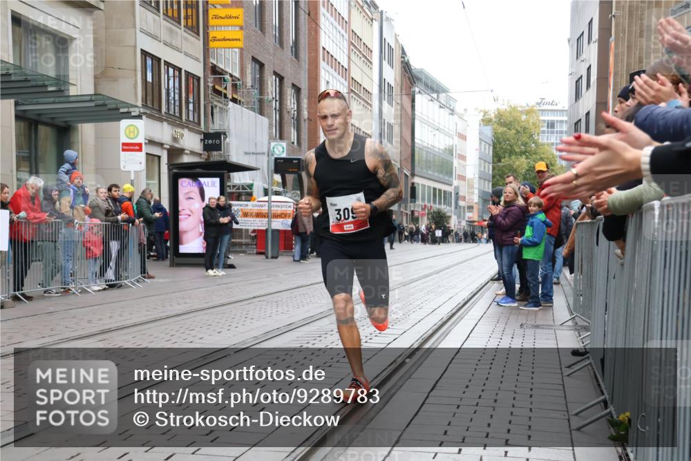 05.10.2025 - 20. swb-Marathon Bremen Strokosch-Dieckow http://msf.ph/oto/9289783 05.10.2025 12:32:21 Ziel 309, 309 meine-sportfotos.de