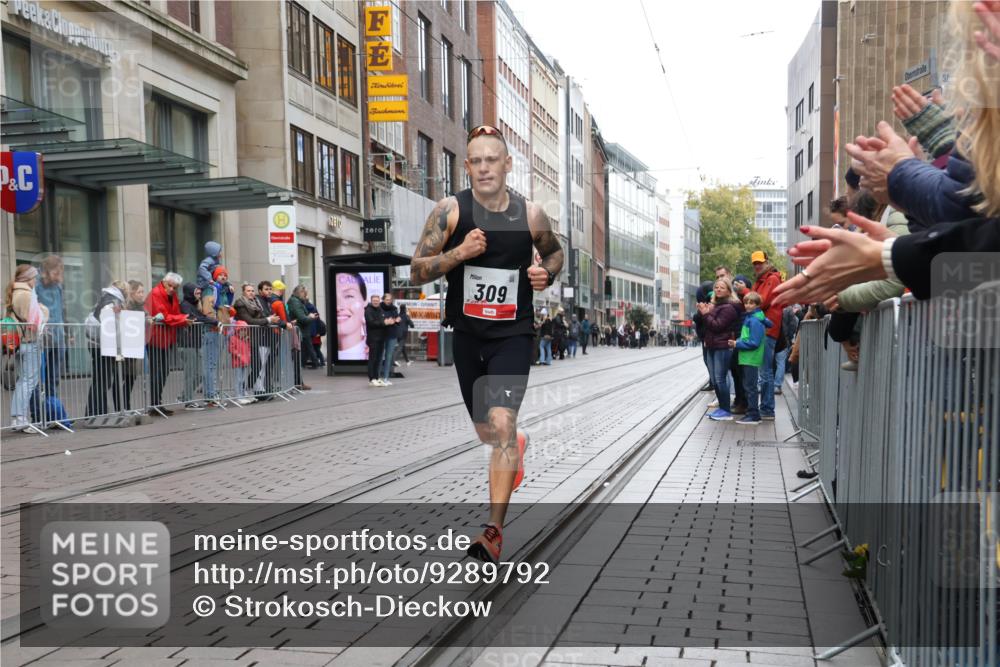 05.10.2025 - 20. swb-Marathon Bremen Strokosch-Dieckow http://msf.ph/oto/9289792 05.10.2025 12:32:21 Ziel 309, 309 meine-sportfotos.de