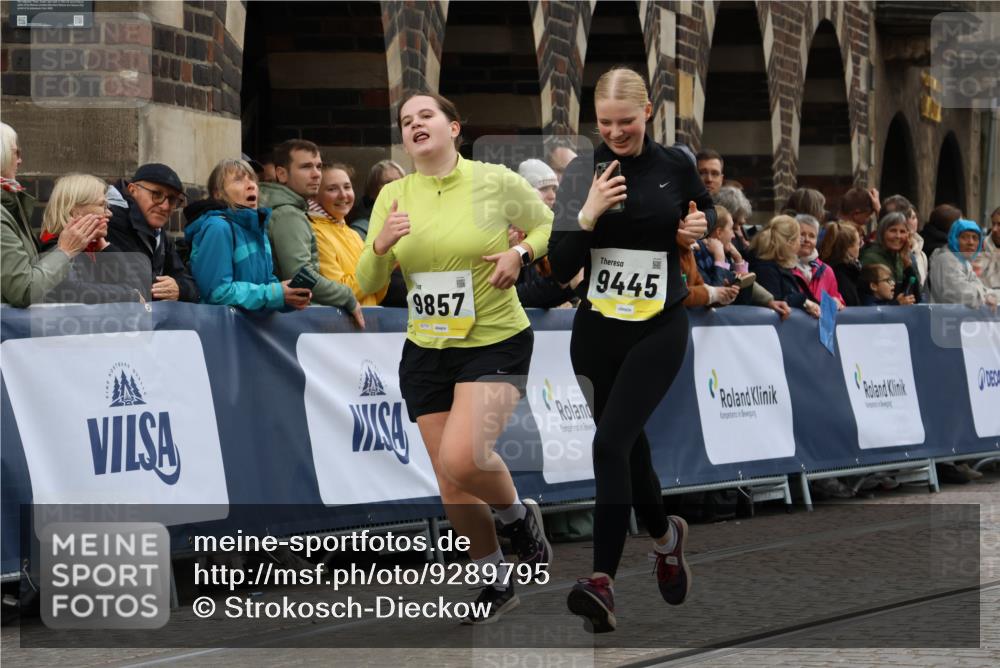 05.10.2025 - 20. swb-Marathon Bremen Strokosch-Dieckow http://msf.ph/oto/9289795 05.10.2025 11:22:43 Ziel 9445, 9857 meine-sportfotos.de