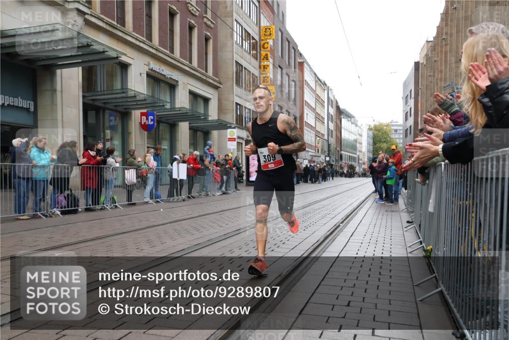 05.10.2025 - 20. swb-Marathon Bremen Strokosch-Dieckow http://msf.ph/oto/9289807 05.10.2025 12:32:21 Ziel 309, 309 meine-sportfotos.de