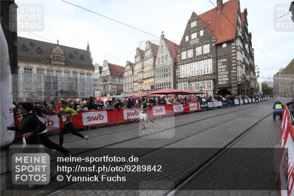 05.10.2025 - 20. swb-Marathon Bremen Yannick Fuchs http://msf.ph/oto/9289842 05.10.2025 10:47:05 Ziel 9413, 9562, 10452, 10509, 10789 meine-sportfotos.de