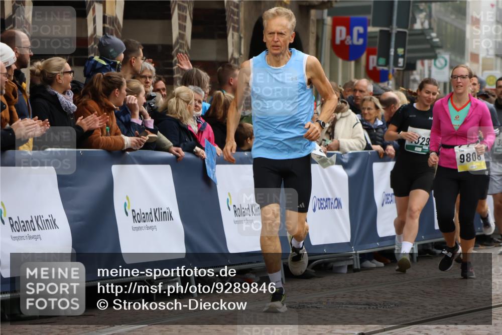 05.10.2025 - 20. swb-Marathon Bremen Strokosch-Dieckow http://msf.ph/oto/9289846 05.10.2025 11:23:06 Ziel 9808 meine-sportfotos.de