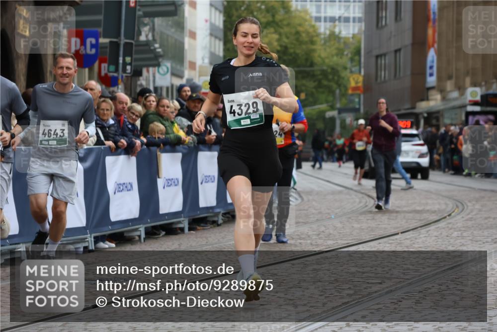 05.10.2025 - 20. swb-Marathon Bremen Strokosch-Dieckow http://msf.ph/oto/9289875 05.10.2025 11:23:09 Ziel 9808 meine-sportfotos.de