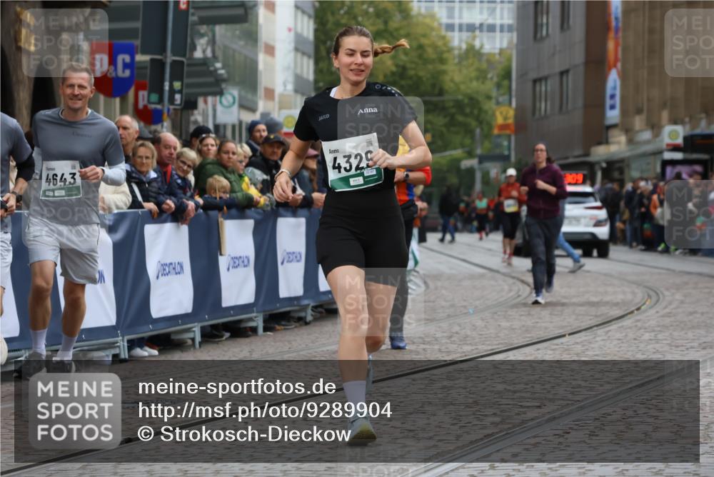 05.10.2025 - 20. swb-Marathon Bremen Strokosch-Dieckow http://msf.ph/oto/9289904 05.10.2025 11:23:09 Ziel 9808 meine-sportfotos.de