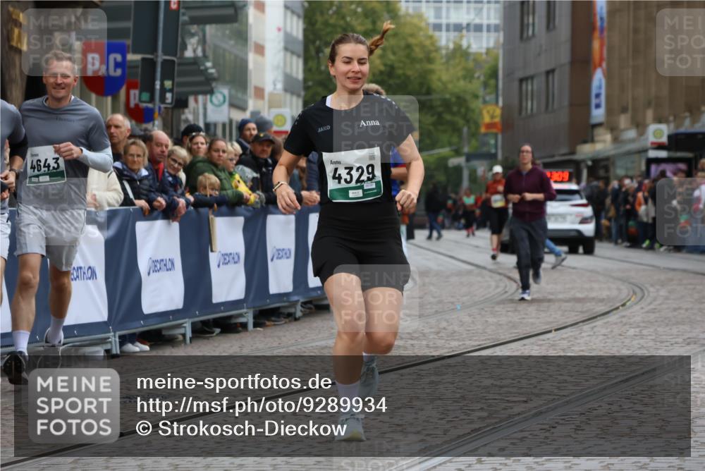 05.10.2025 - 20. swb-Marathon Bremen Strokosch-Dieckow http://msf.ph/oto/9289934 05.10.2025 11:23:09 Ziel 9808 meine-sportfotos.de