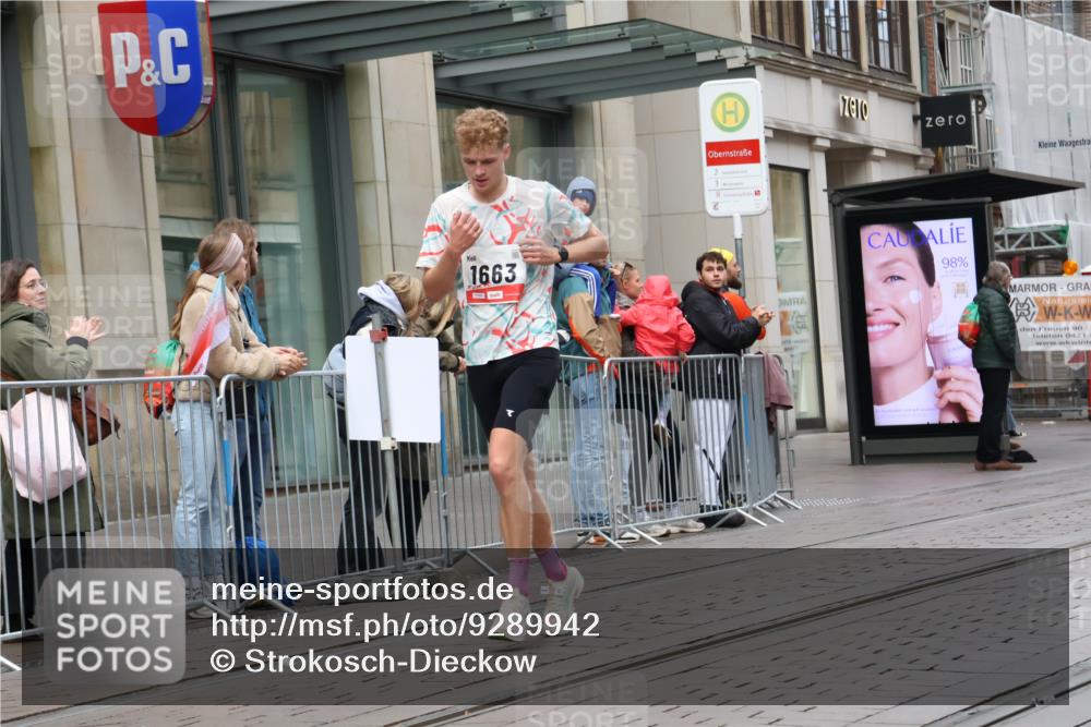 05.10.2025 - 20. swb-Marathon Bremen Strokosch-Dieckow http://msf.ph/oto/9289942 05.10.2025 12:33:53 Ziel 888, 1663, 888, 1663 meine-sportfotos.de