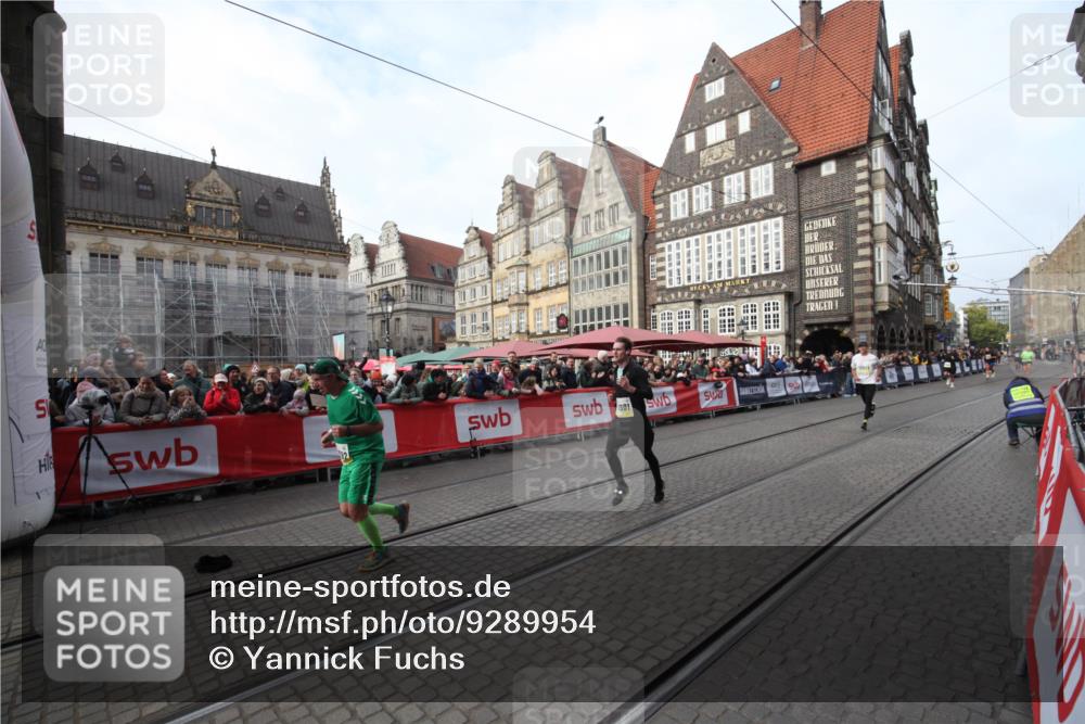 05.10.2025 - 20. swb-Marathon Bremen Yannick Fuchs http://msf.ph/oto/9289954 05.10.2025 10:47:52 Ziel 10382, 10601, 10929 meine-sportfotos.de