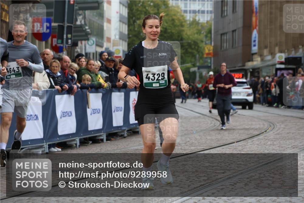 05.10.2025 - 20. swb-Marathon Bremen Strokosch-Dieckow http://msf.ph/oto/9289958 05.10.2025 11:23:09 Ziel 9808 meine-sportfotos.de