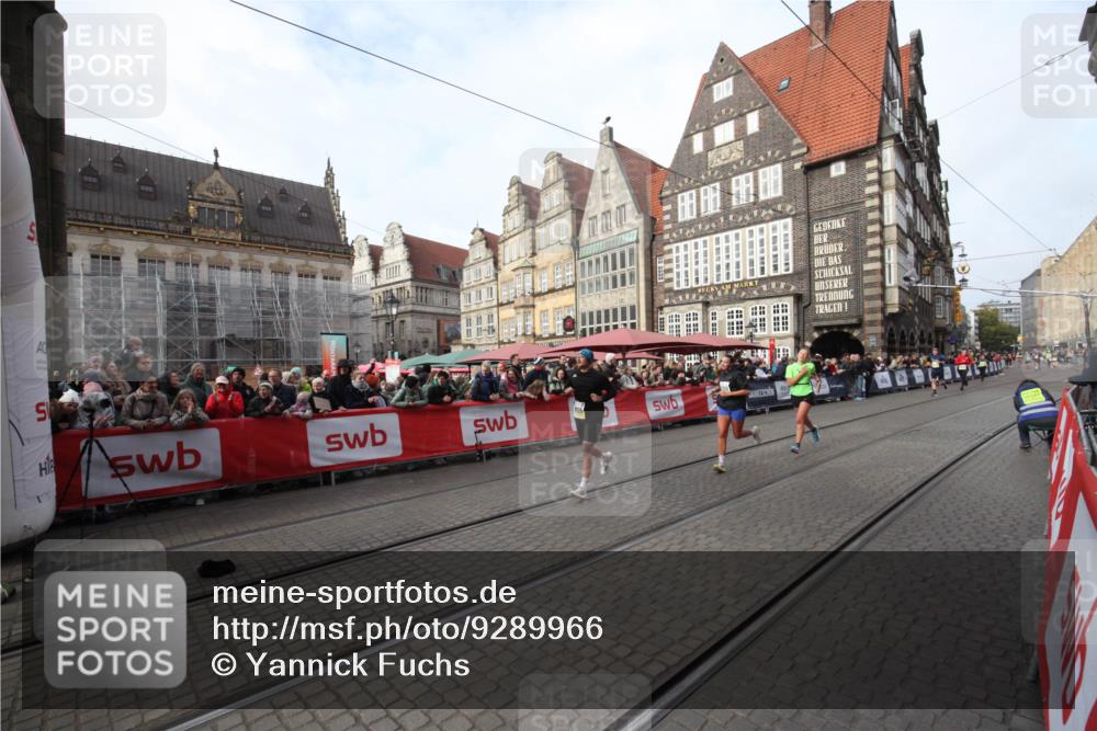 05.10.2025 - 20. swb-Marathon Bremen Yannick Fuchs http://msf.ph/oto/9289966 05.10.2025 10:47:59 Ziel 9929, 10089, 11187, 11628 meine-sportfotos.de