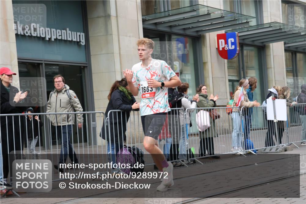 05.10.2025 - 20. swb-Marathon Bremen Strokosch-Dieckow http://msf.ph/oto/9289972 05.10.2025 12:33:54 Ziel 888, 1663, 888, 1663 meine-sportfotos.de