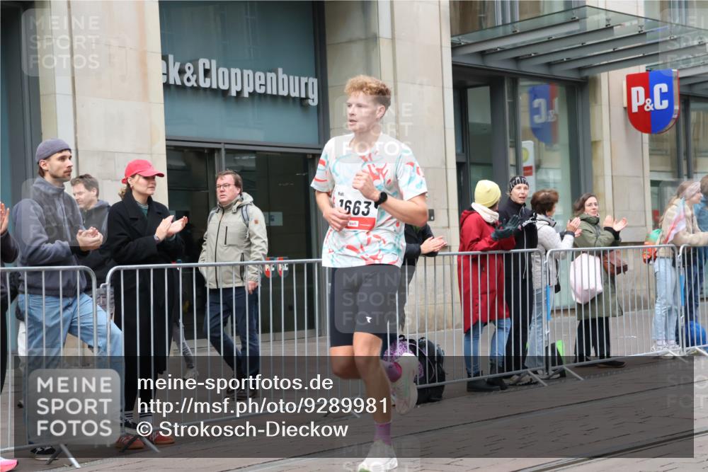 05.10.2025 - 20. swb-Marathon Bremen Strokosch-Dieckow http://msf.ph/oto/9289981 05.10.2025 12:33:55 Ziel 888, 1663, 888, 1663 meine-sportfotos.de