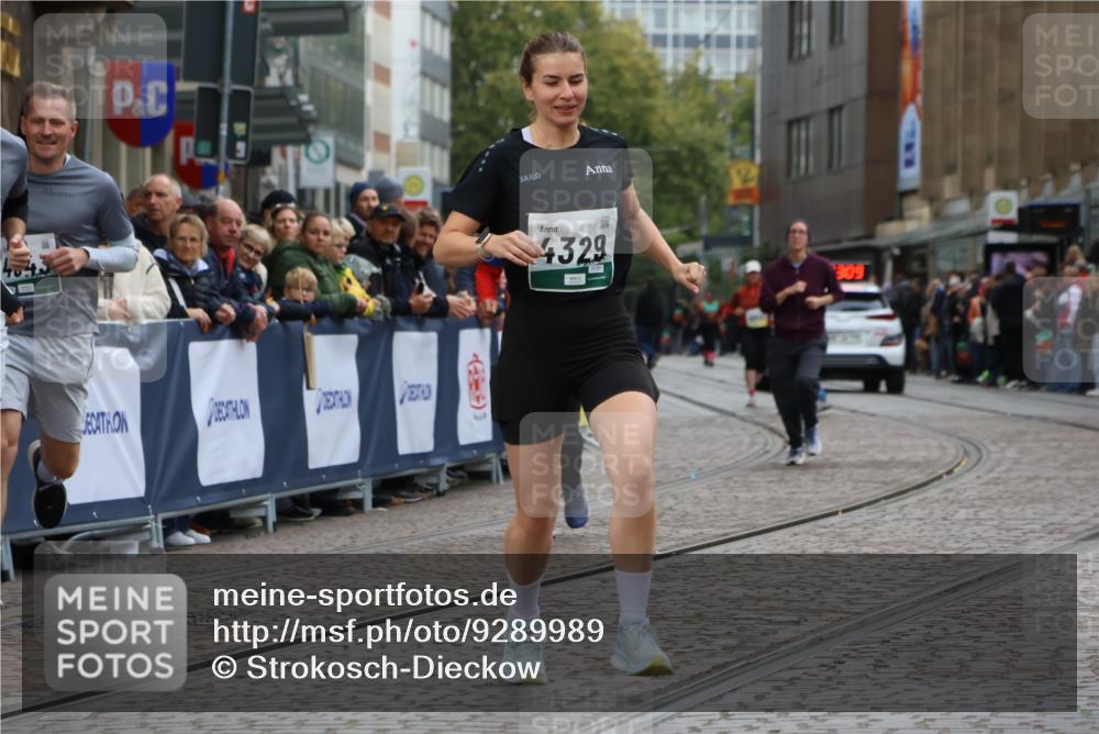 05.10.2025 - 20. swb-Marathon Bremen Strokosch-Dieckow http://msf.ph/oto/9289989 05.10.2025 11:23:09 Ziel 9808 meine-sportfotos.de